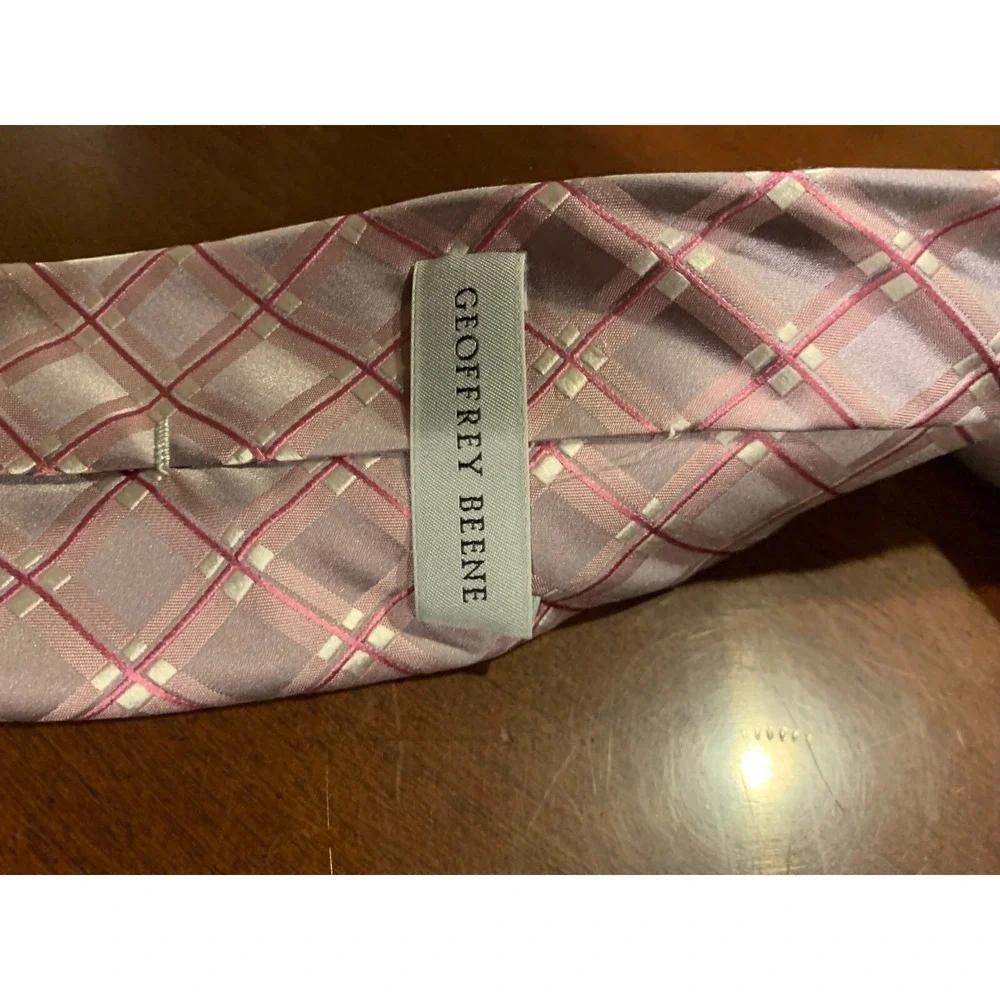 Geoffrey Beene Tie‎ Silver and Pink Good Condition Abstract